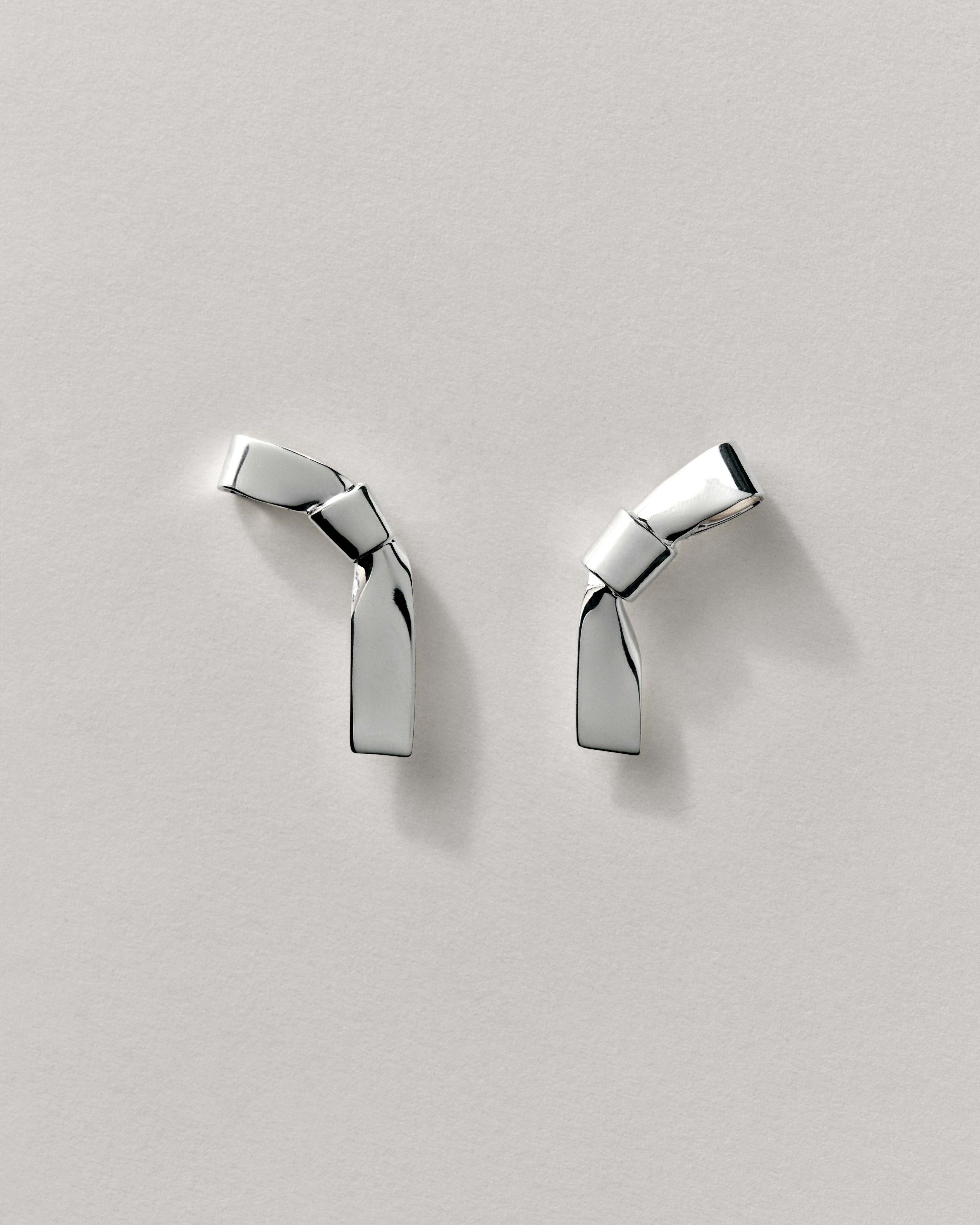 ANNIKA INEZ アニカイネズ SILVER SMALL CRAVAT STUDS ピアス Small Cravat Earrings – Annika Inez