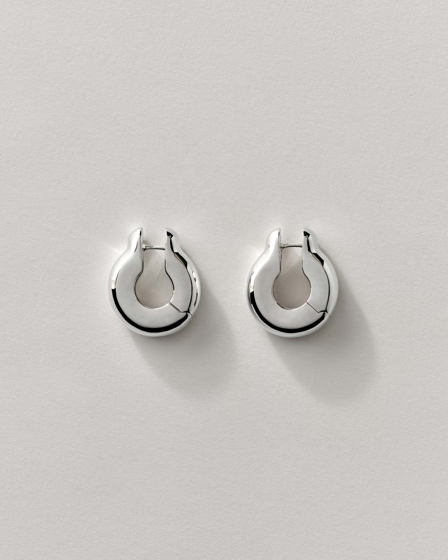 ANNIKA INEZ Small Ample Hinge Hoops E943 SML ピアス Annika Inez Ample Hinge Hoops, Small - At Present Jewelry