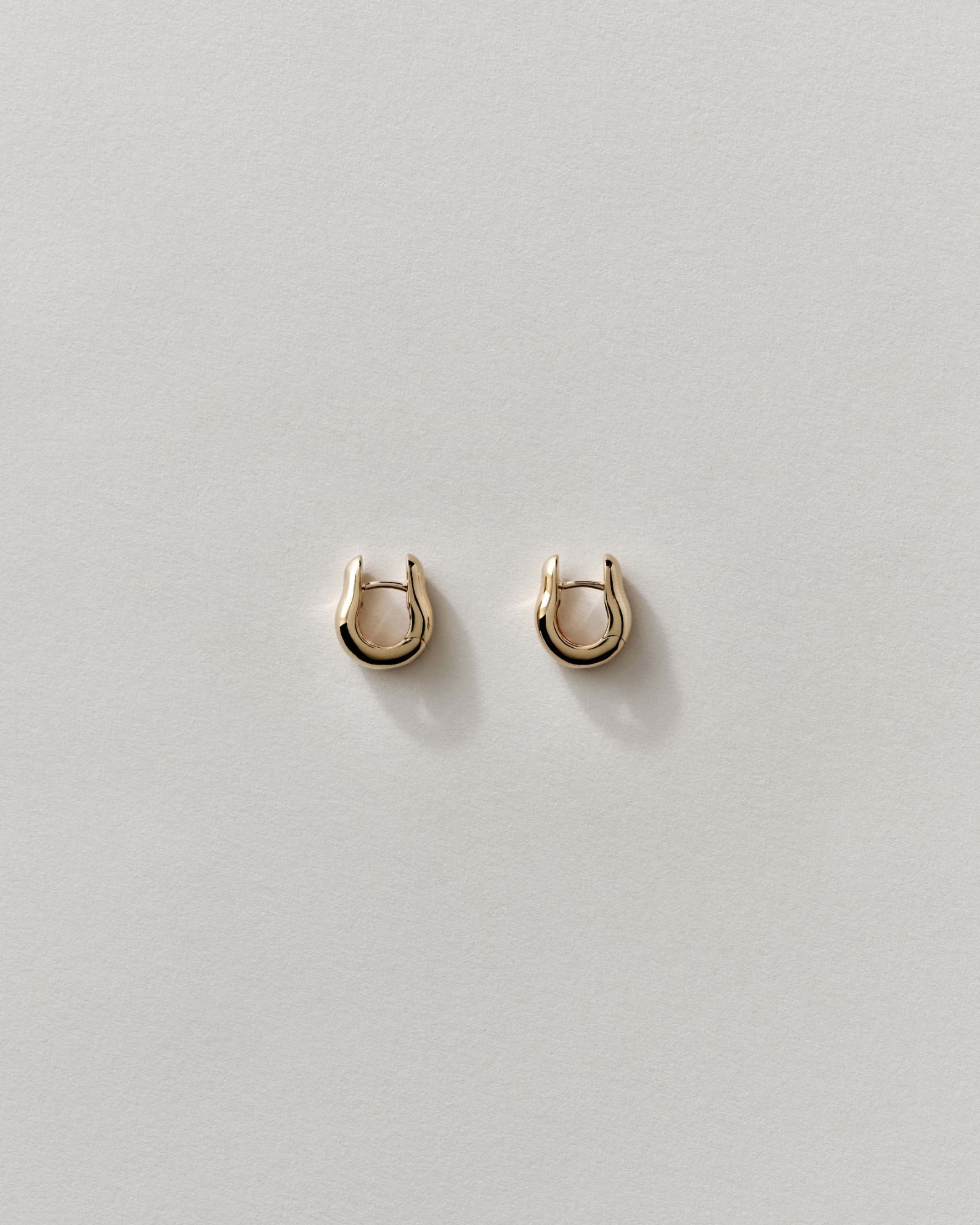 ＜ANNIKA INEZ＞OPEN POD EARRINGS SML/両耳ピアス Mini Ample Hinge Hoops - Sculptural Silver | Annika Inez
