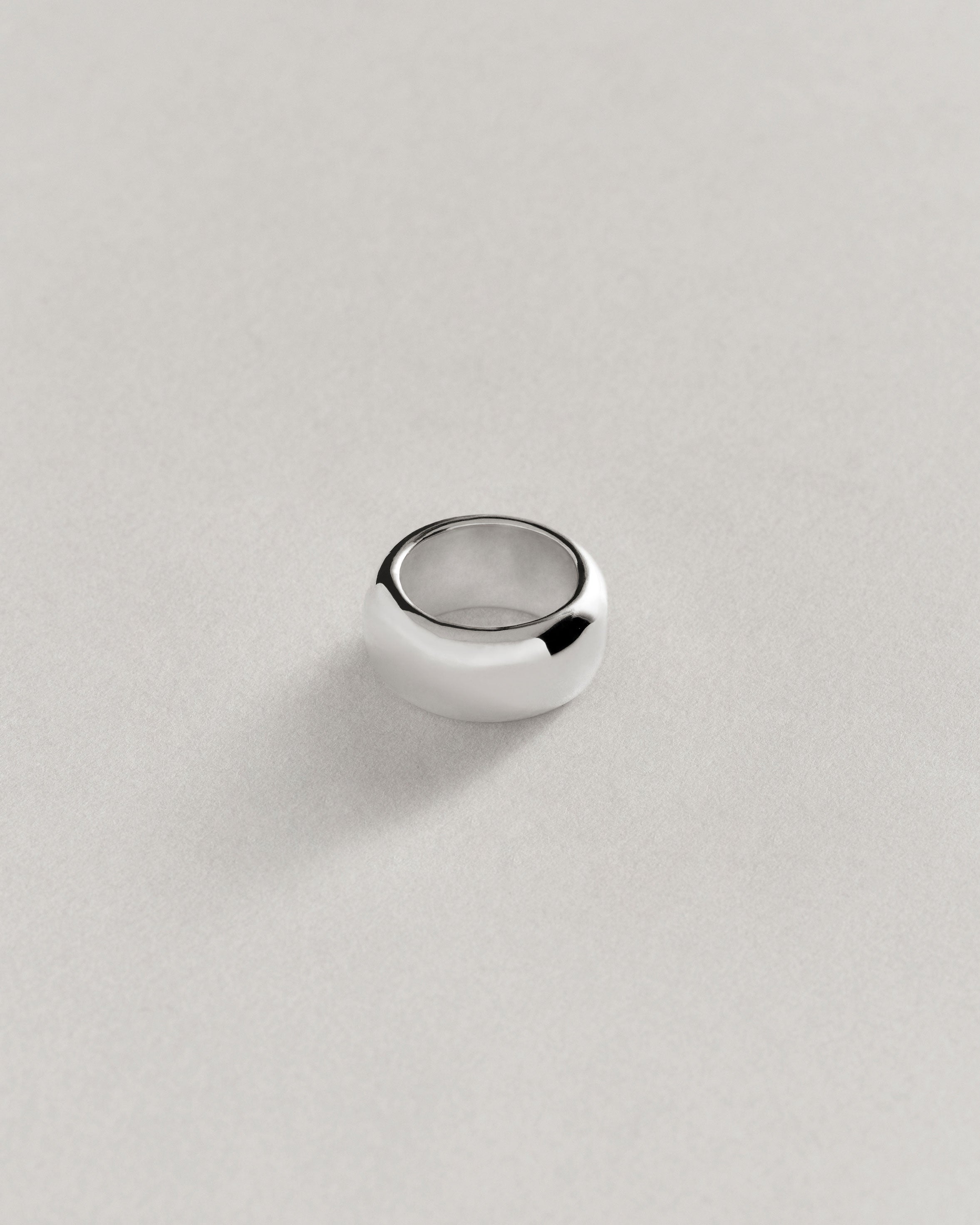 送関込【Annika Inez】Small Sloping Hinge Hoops Small Sloping Hinge Hoops – Annika Inez